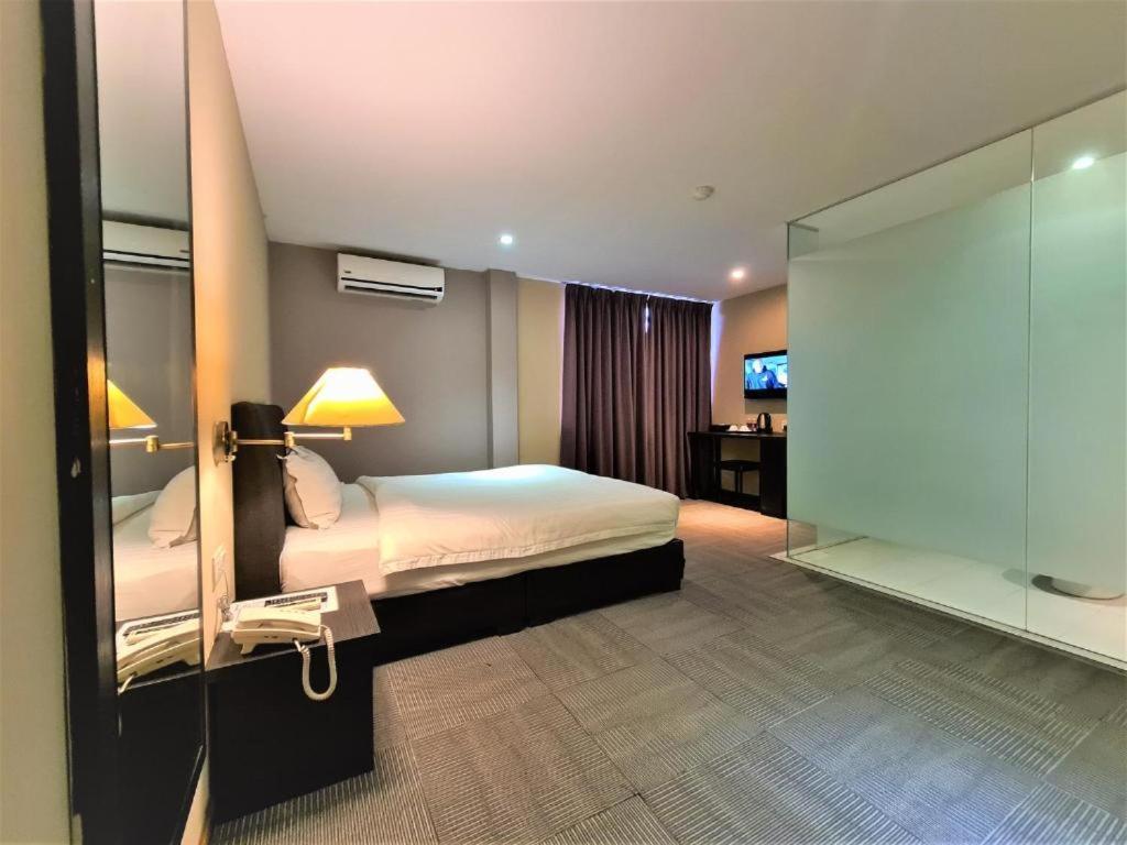 Merdeka Hotel Клуанг Екстер'єр фото