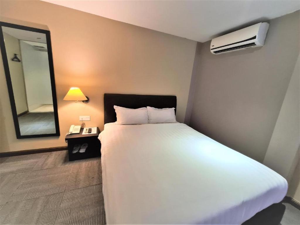 Merdeka Hotel Клуанг Екстер'єр фото