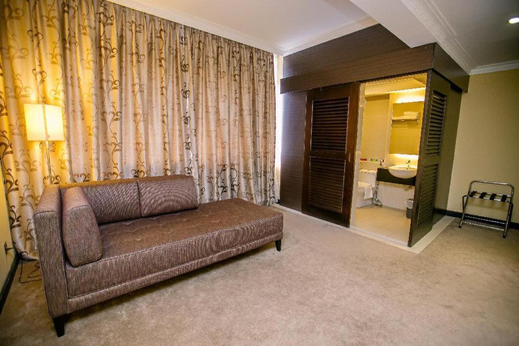 Merdeka Hotel Клуанг Екстер'єр фото