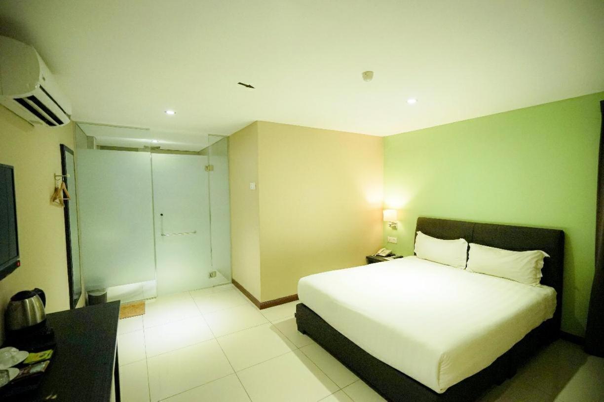 Merdeka Hotel Клуанг Екстер'єр фото