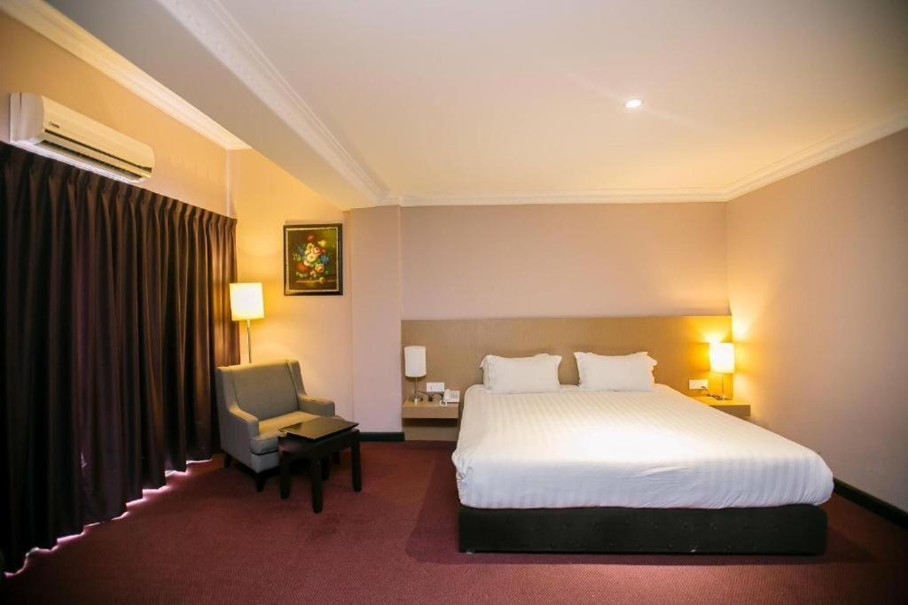 Merdeka Hotel Клуанг Екстер'єр фото