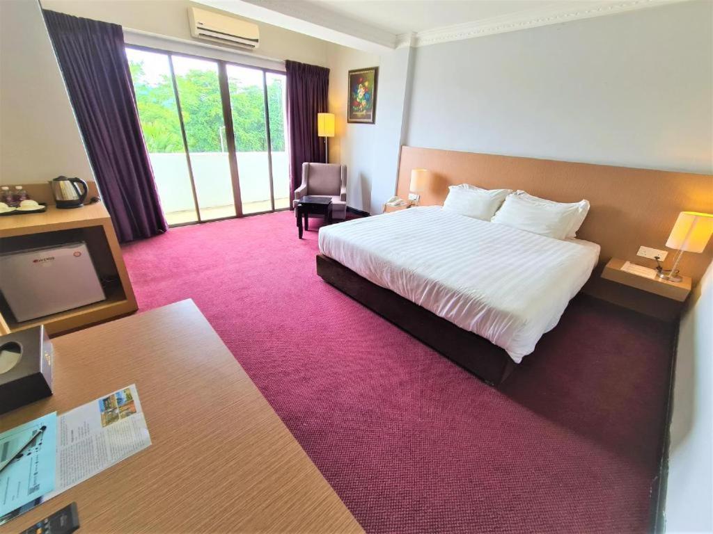 Merdeka Hotel Клуанг Екстер'єр фото