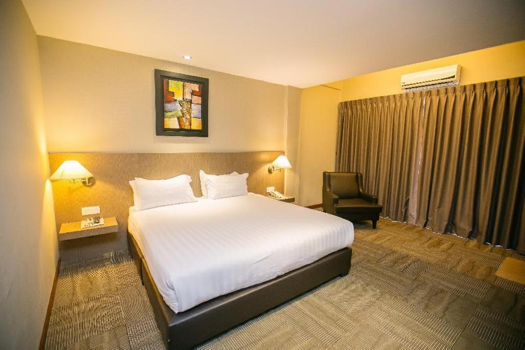 Merdeka Hotel Клуанг Екстер'єр фото