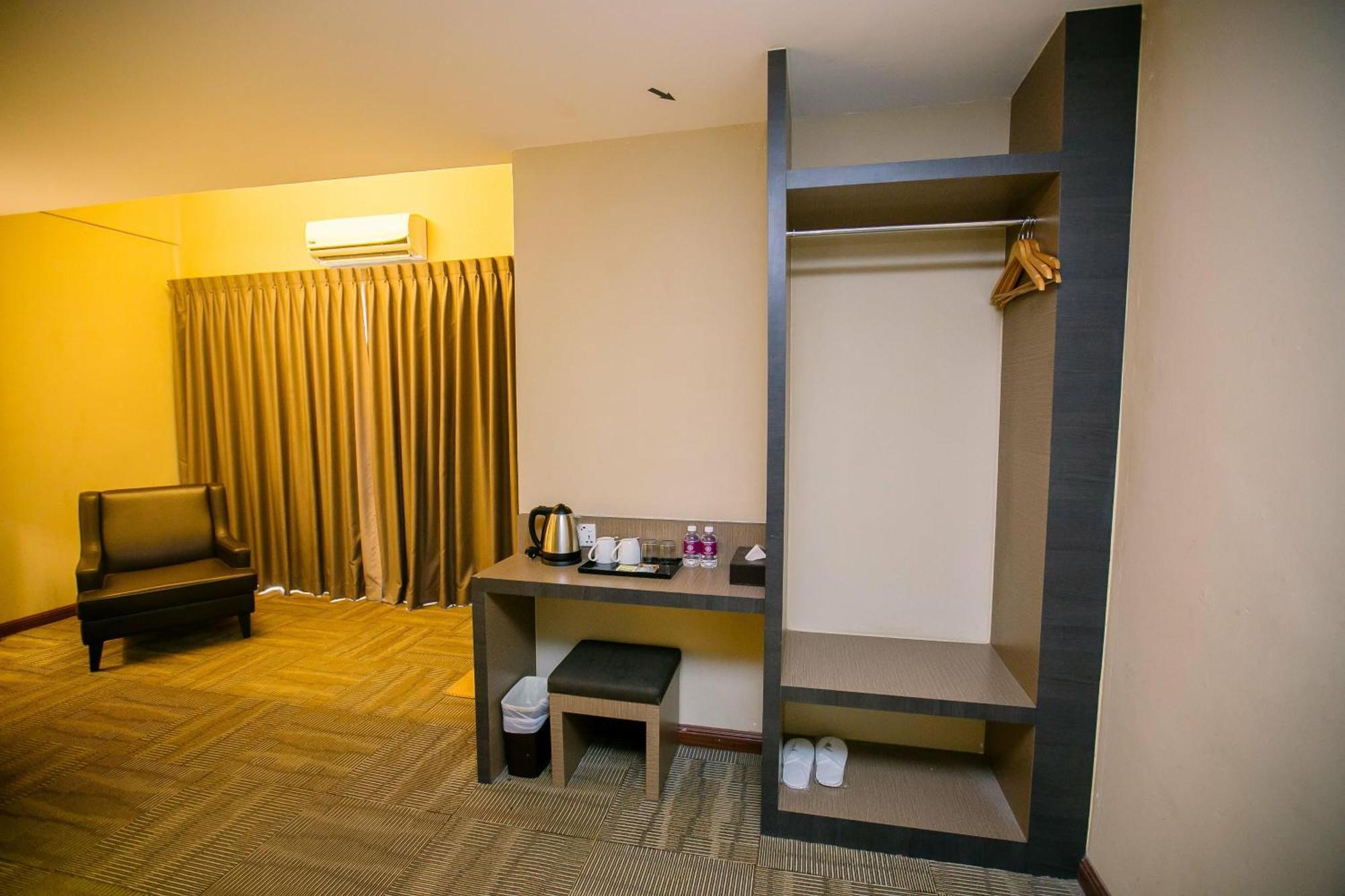 Merdeka Hotel Клуанг Екстер'єр фото